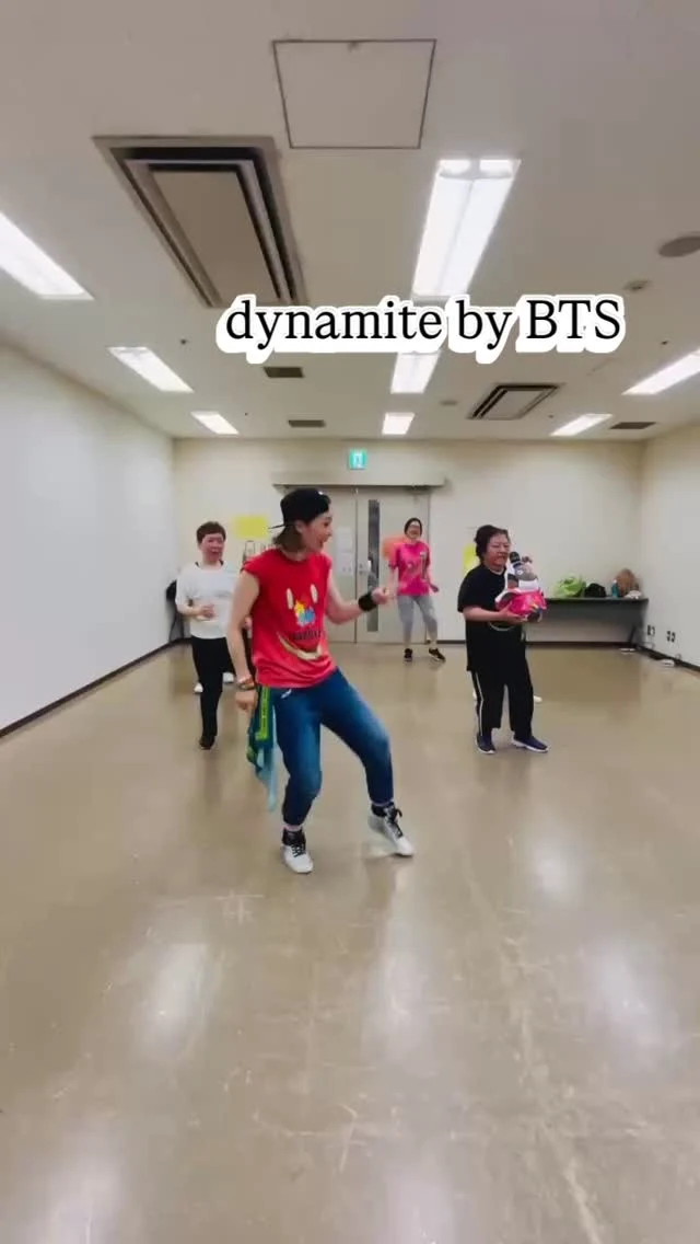 メンバーさんにBTS好きな人がおって、ずっとやりたかったんだ〜

待ってるよ〜Uさん🫶🐶

ほぼYouTubeのやつコピペしたけど。。

みんなありがとう〜🧨💥

#ダイナマイト
#ズンバ 
#大人の習い事 #リズム感ないけど楽しみたい